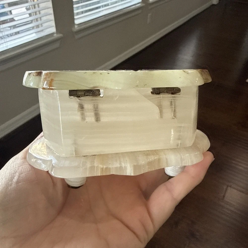 Vintage Clam Shell Shaped Onyx Alabaster Marble Trinket Jewelry Box Hinged Lid